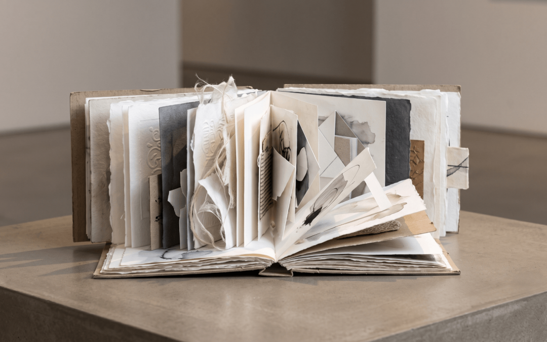 El libro de artista: Materia, tiempo y exposición portátil